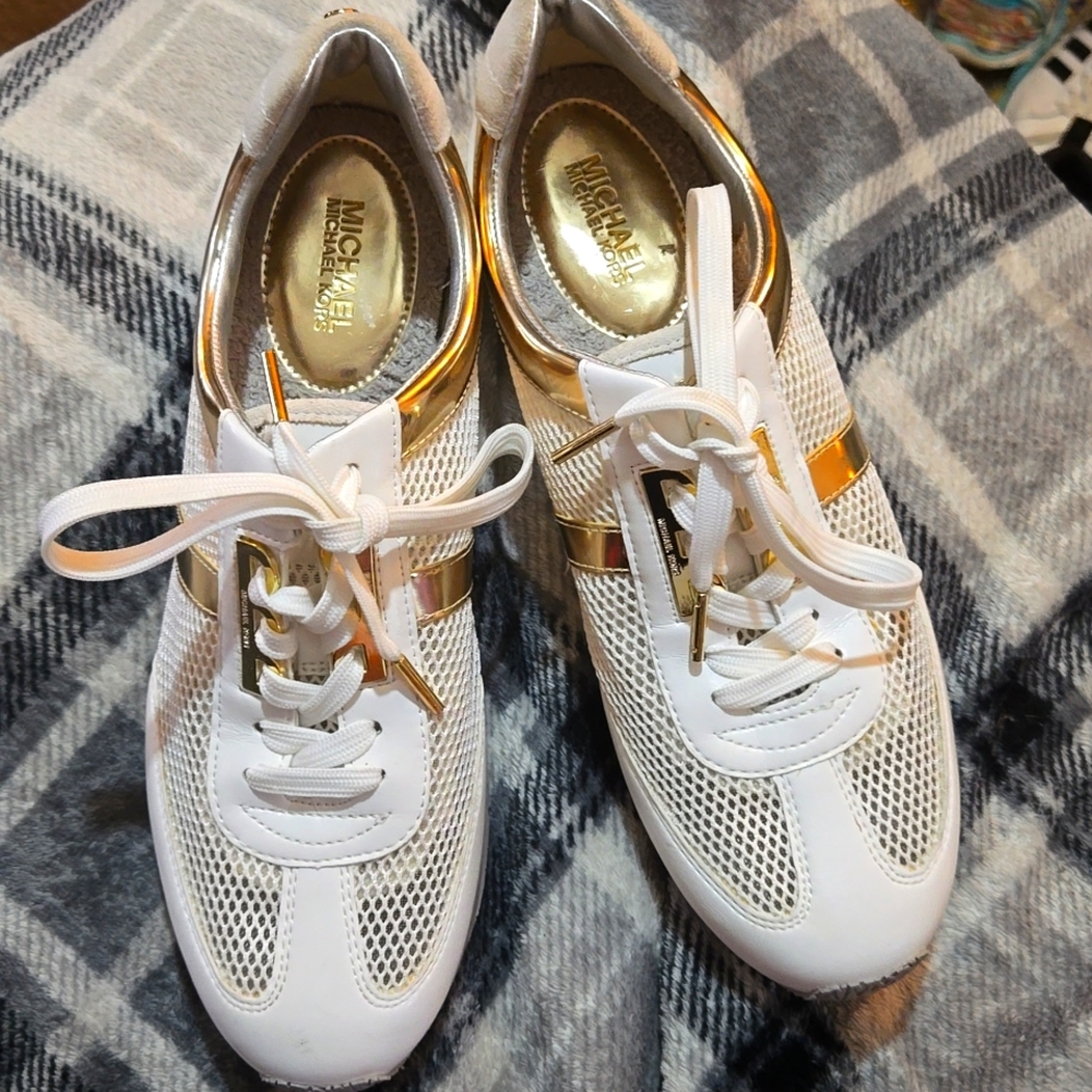 Like new worn once White/gold Michael Kors